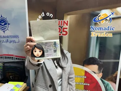 طالبة مع تأشيرتها، في الوكالة